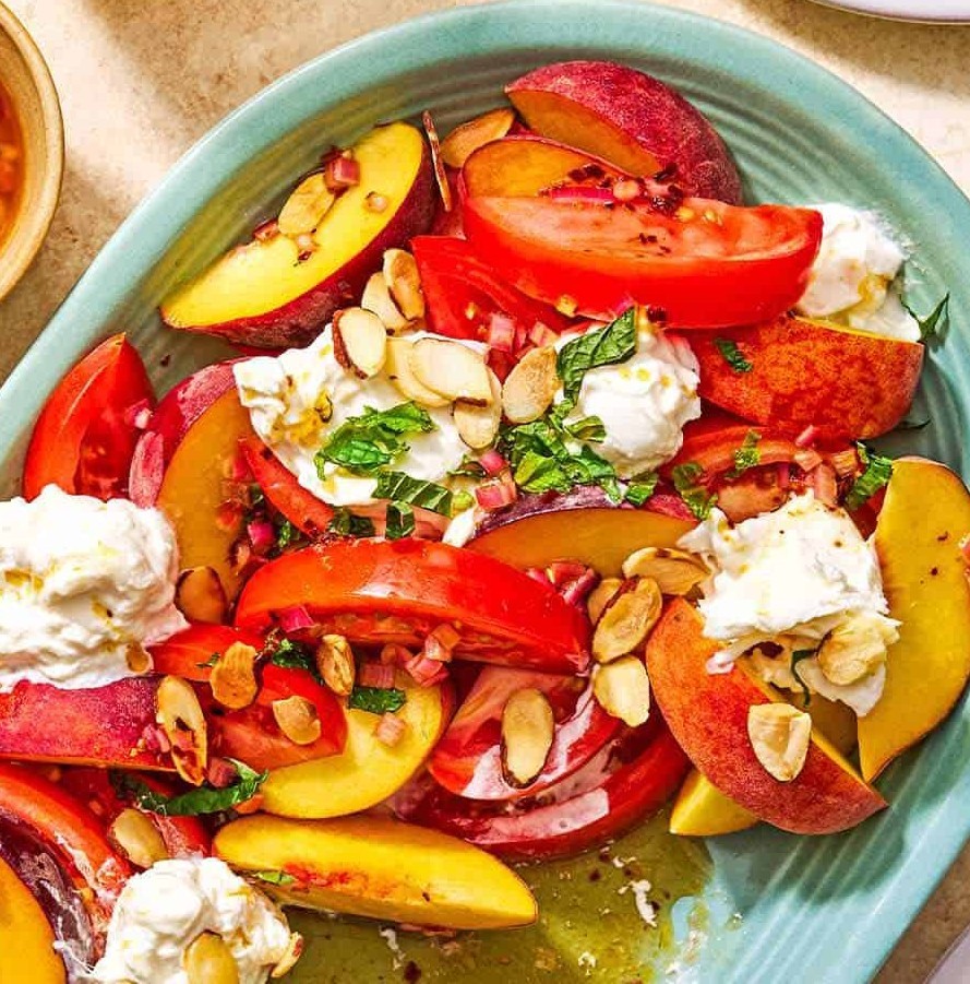 Salotos su persikais ir burrata
